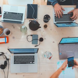 Titelbild Periodensystem KI Projektteam